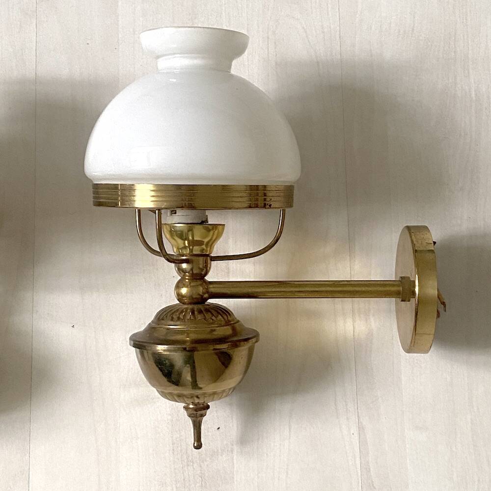 Paire d'appliques ancienne en laiton et opaline