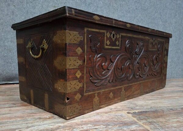 Coffre ancien en bois sculpté et laiton doré – Orient / XIXe siècle