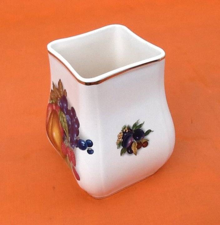 Polychrome ceramic vase fruit decoration (apples, grapes, pears...)