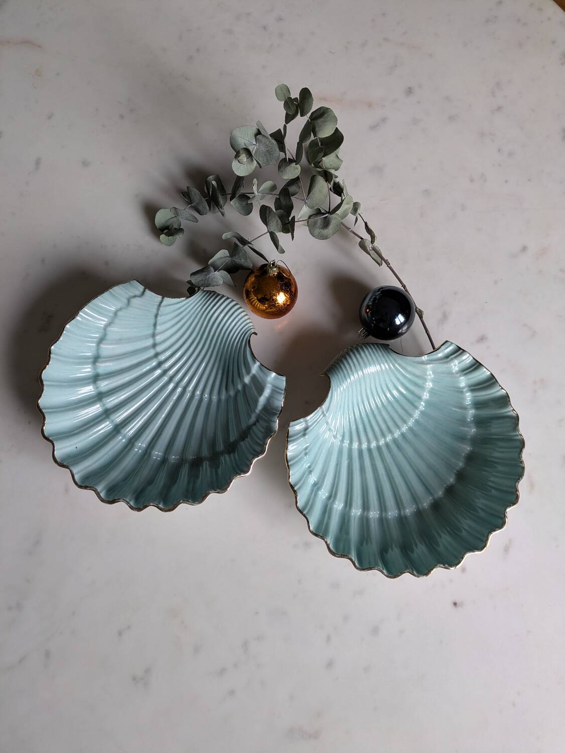 Shell-shaped porcelain dishes.