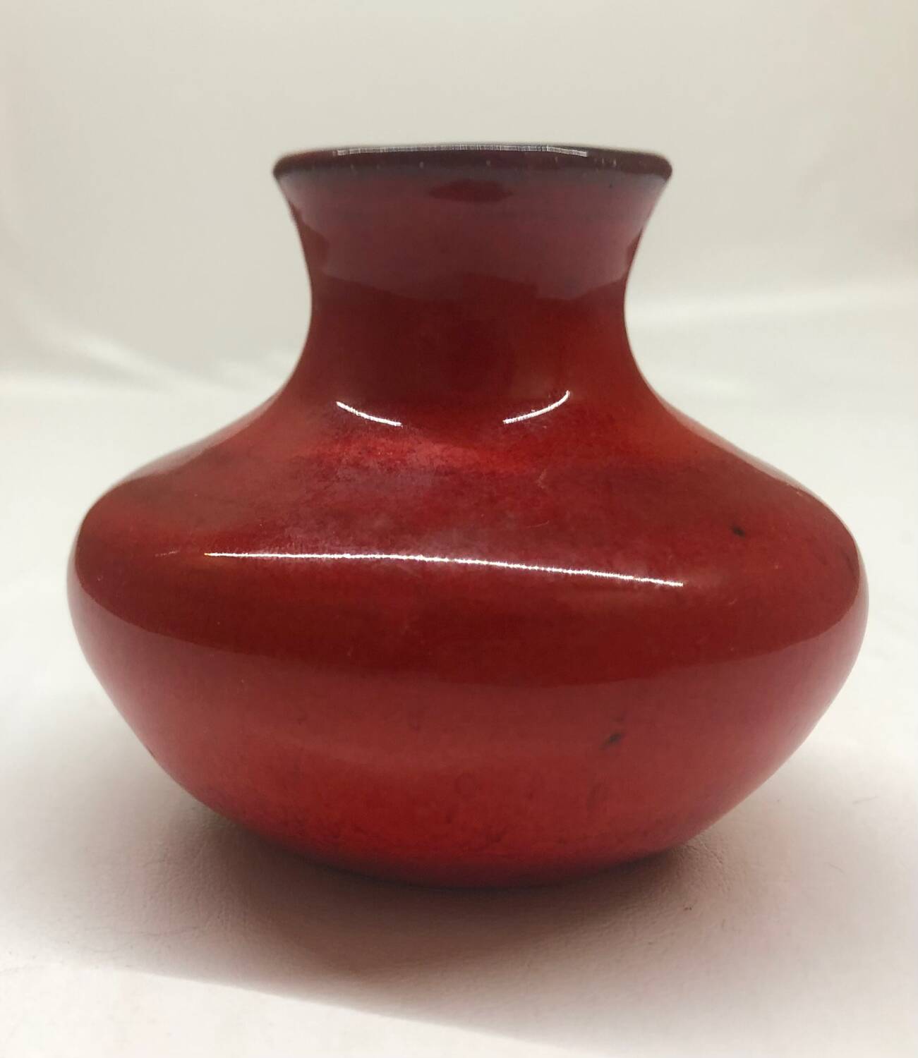 Vase boule en céramique rouge signé A