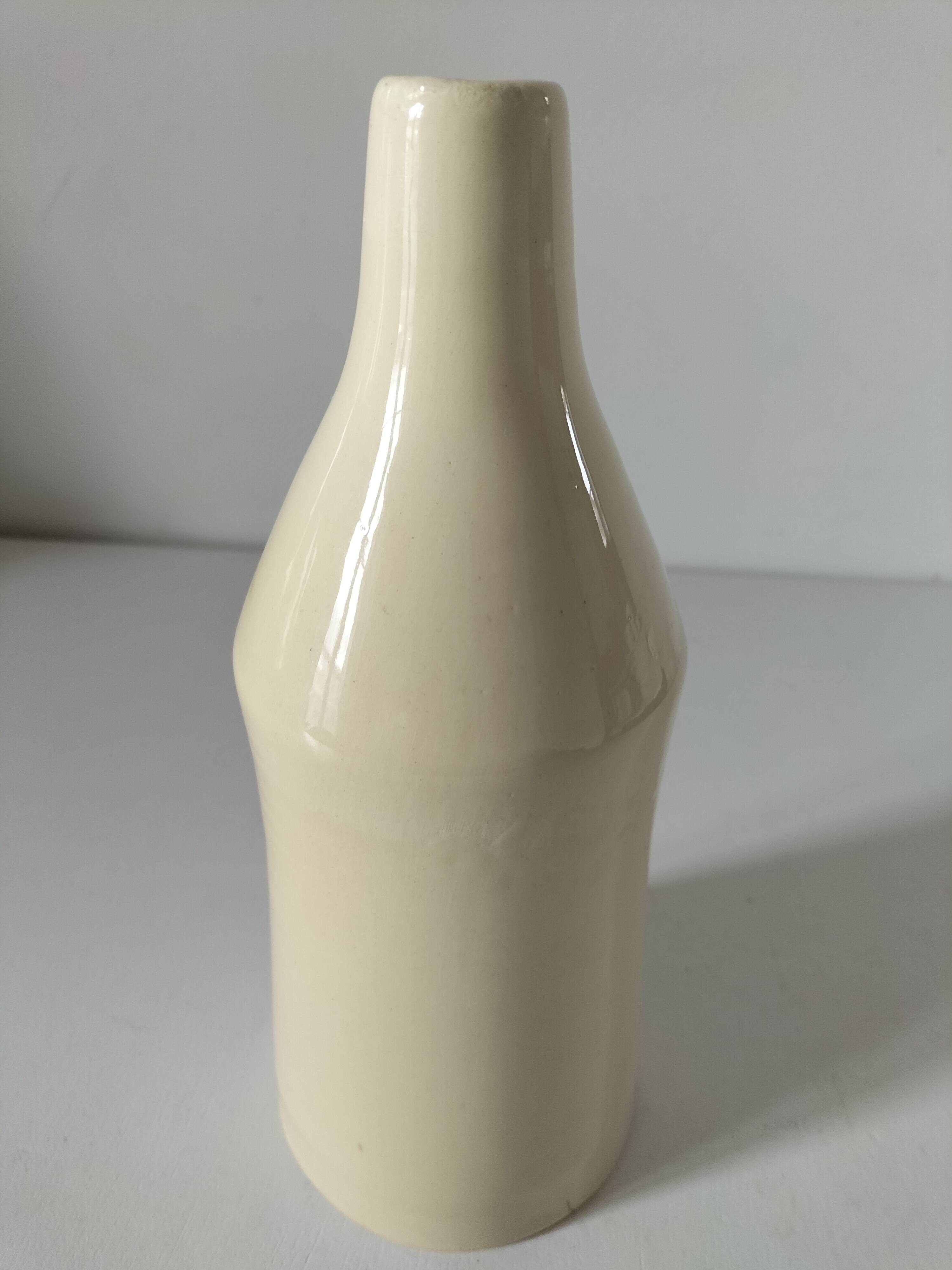 Duo de vases en céramique émaillée, décor pictural, signés MU