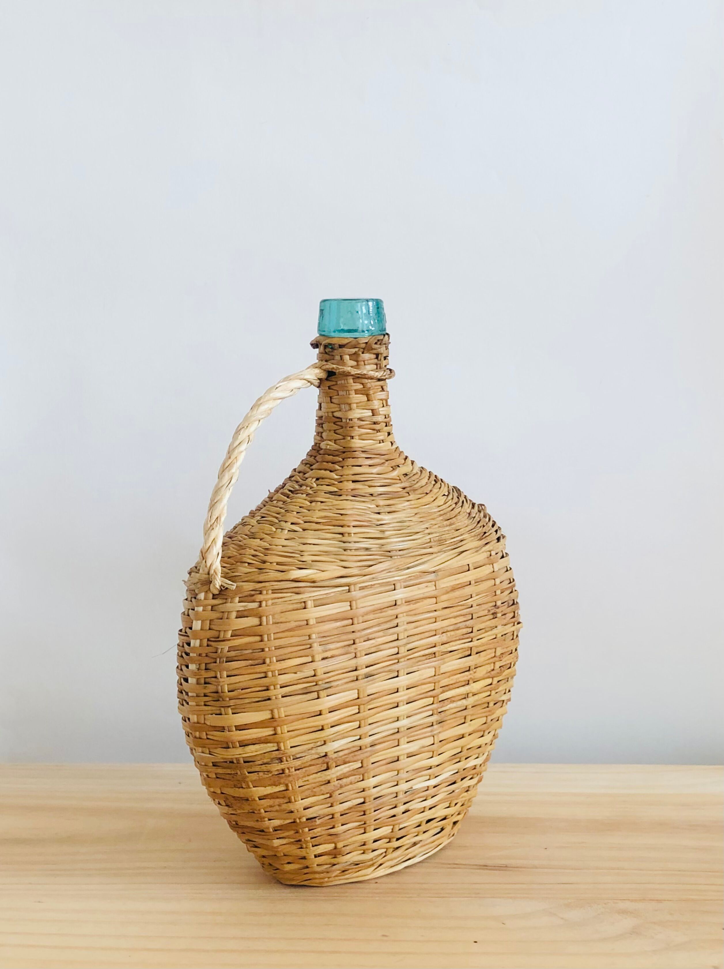 Viresa bottle in glass and wicker