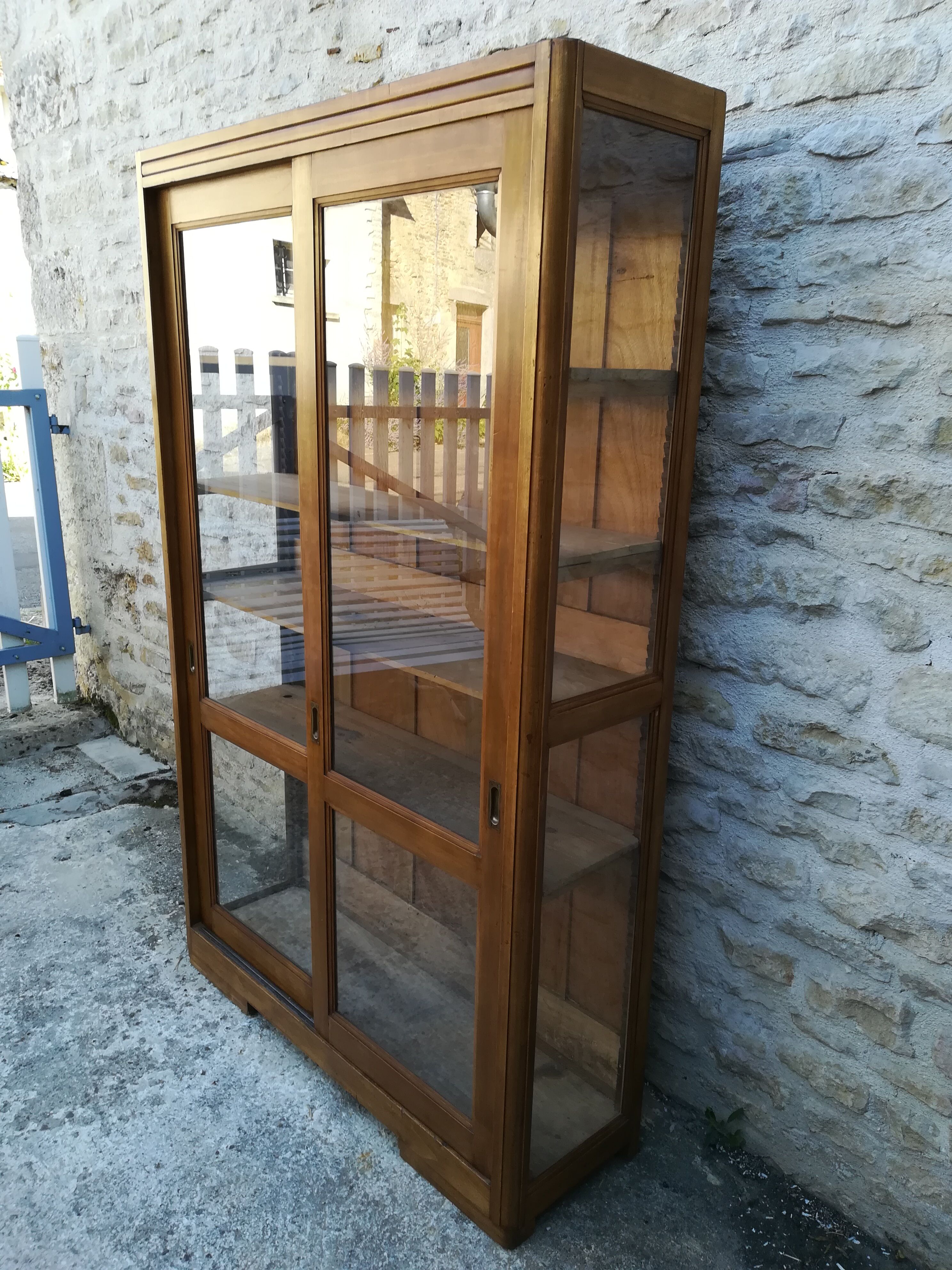 Showcase with two sliding doors