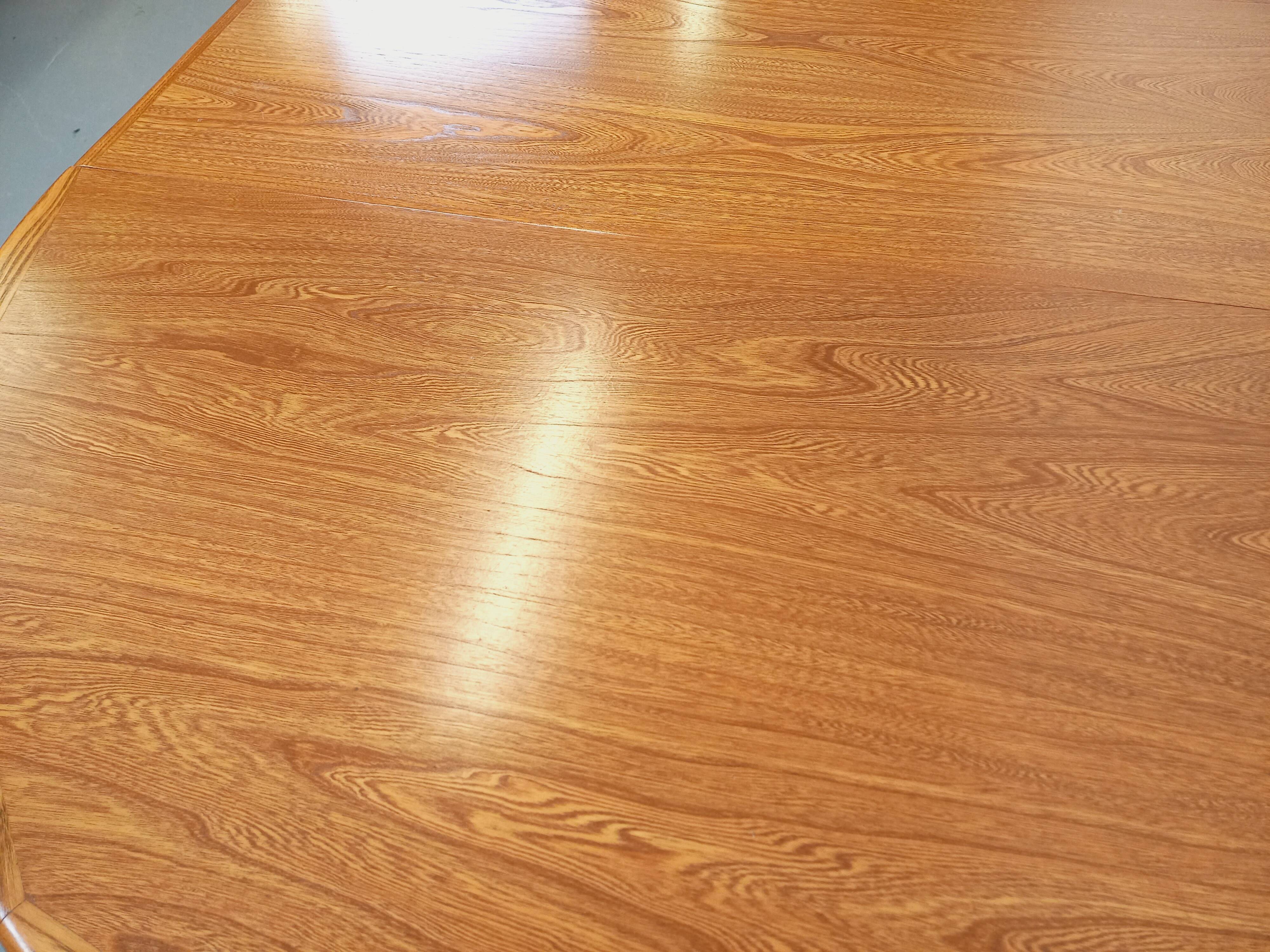 Vintage round dining table in Scandinavian style from the 60s and 70s in elm.