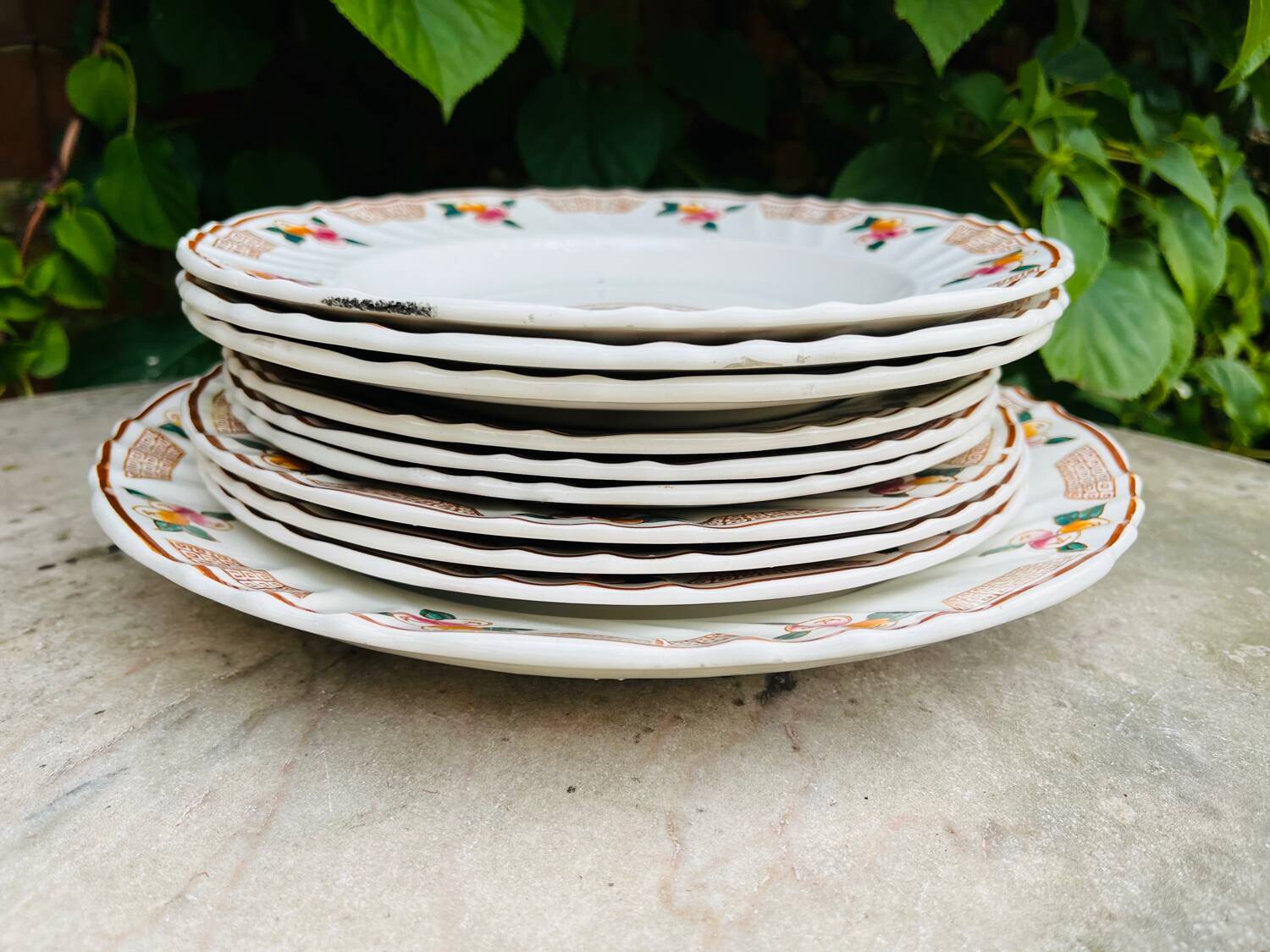 Plat et assiettes art deco, Longwy - décor Maurice