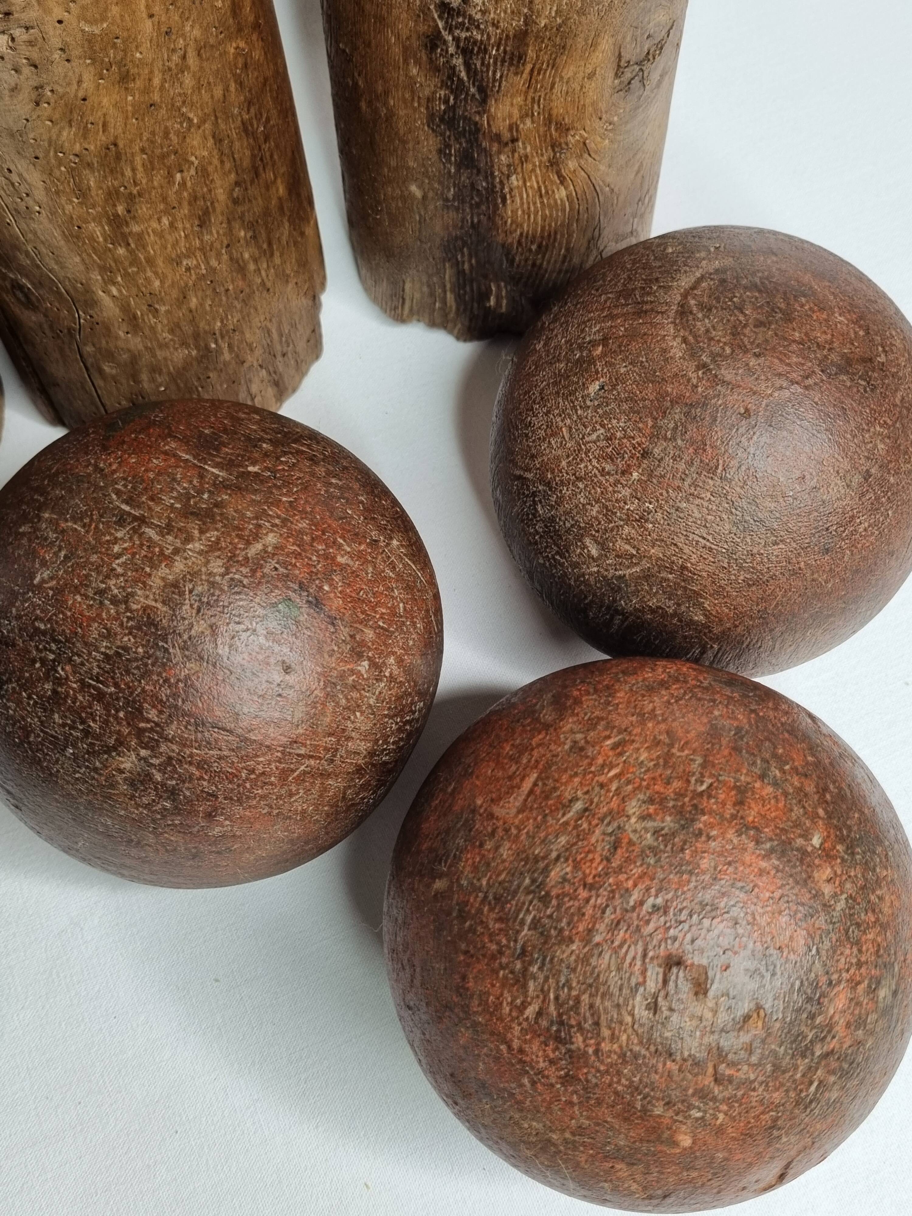 Ancien jeu de quilles grande taille en bois tourné, 52 cm