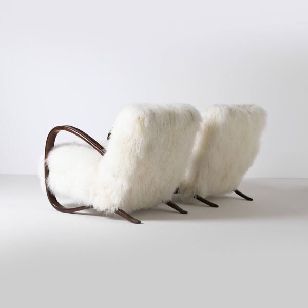 Paire de fauteuils Jindrich Halabala H 269 en peau de mouton mongole.
