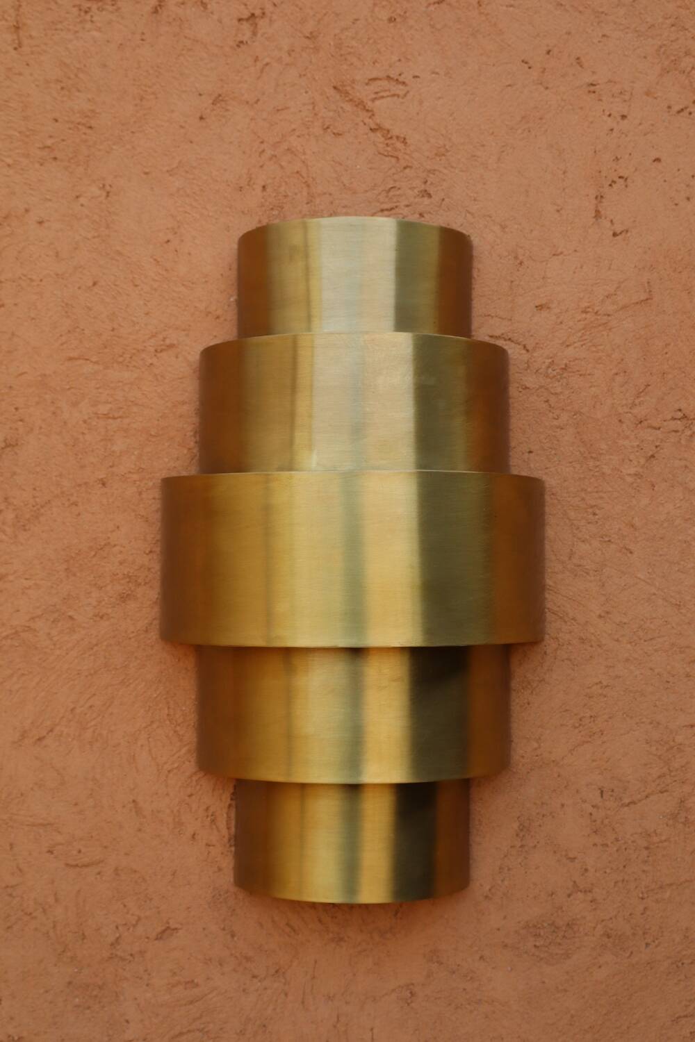 Round Art Deco wall light in brass.
