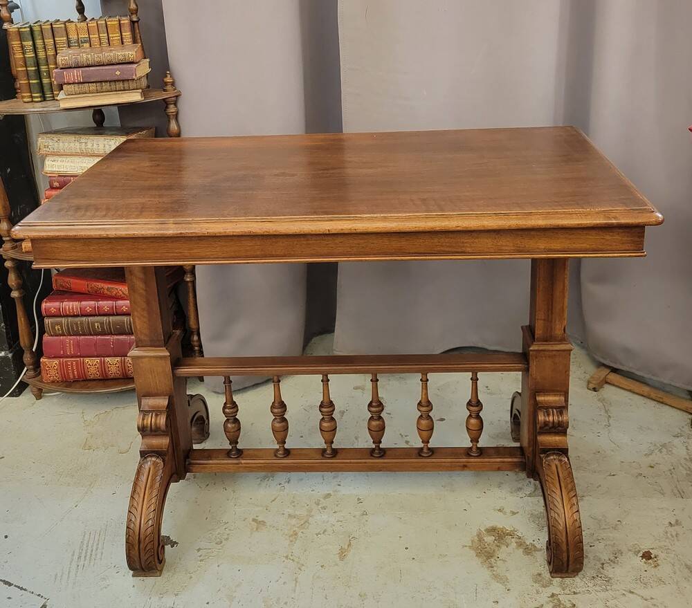 Serving table with mechanism