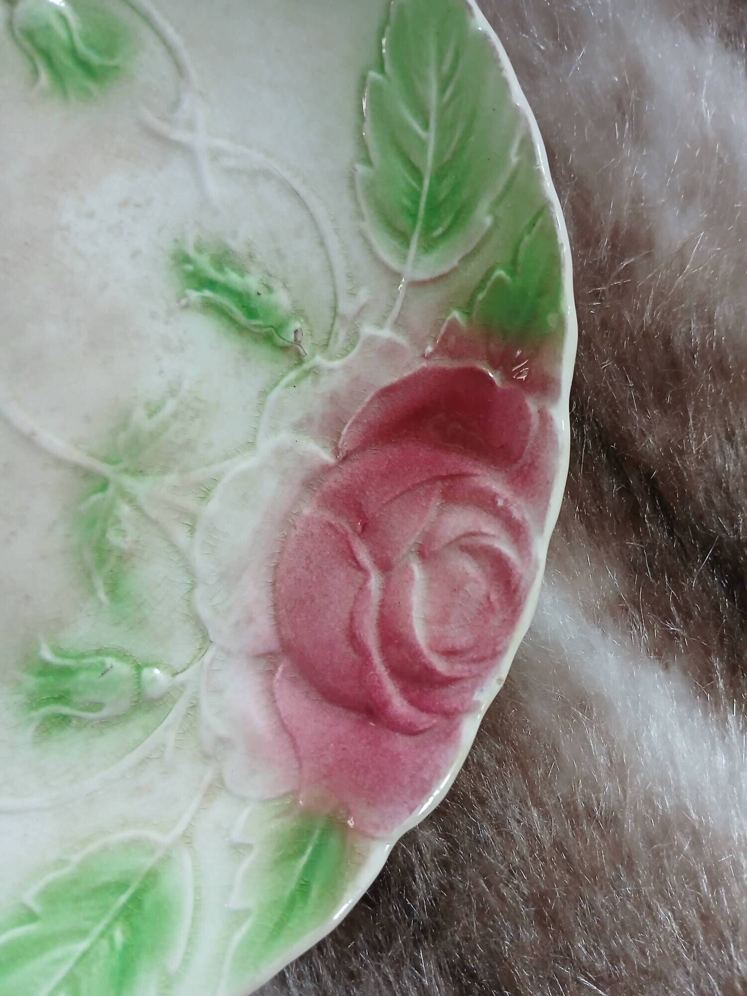 10 assiettes très anciennes en barbotine 