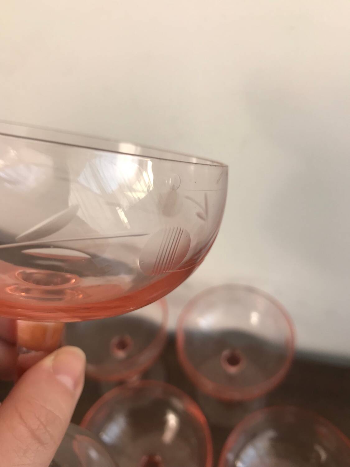 Champagne glass in pink glass with floral engraving