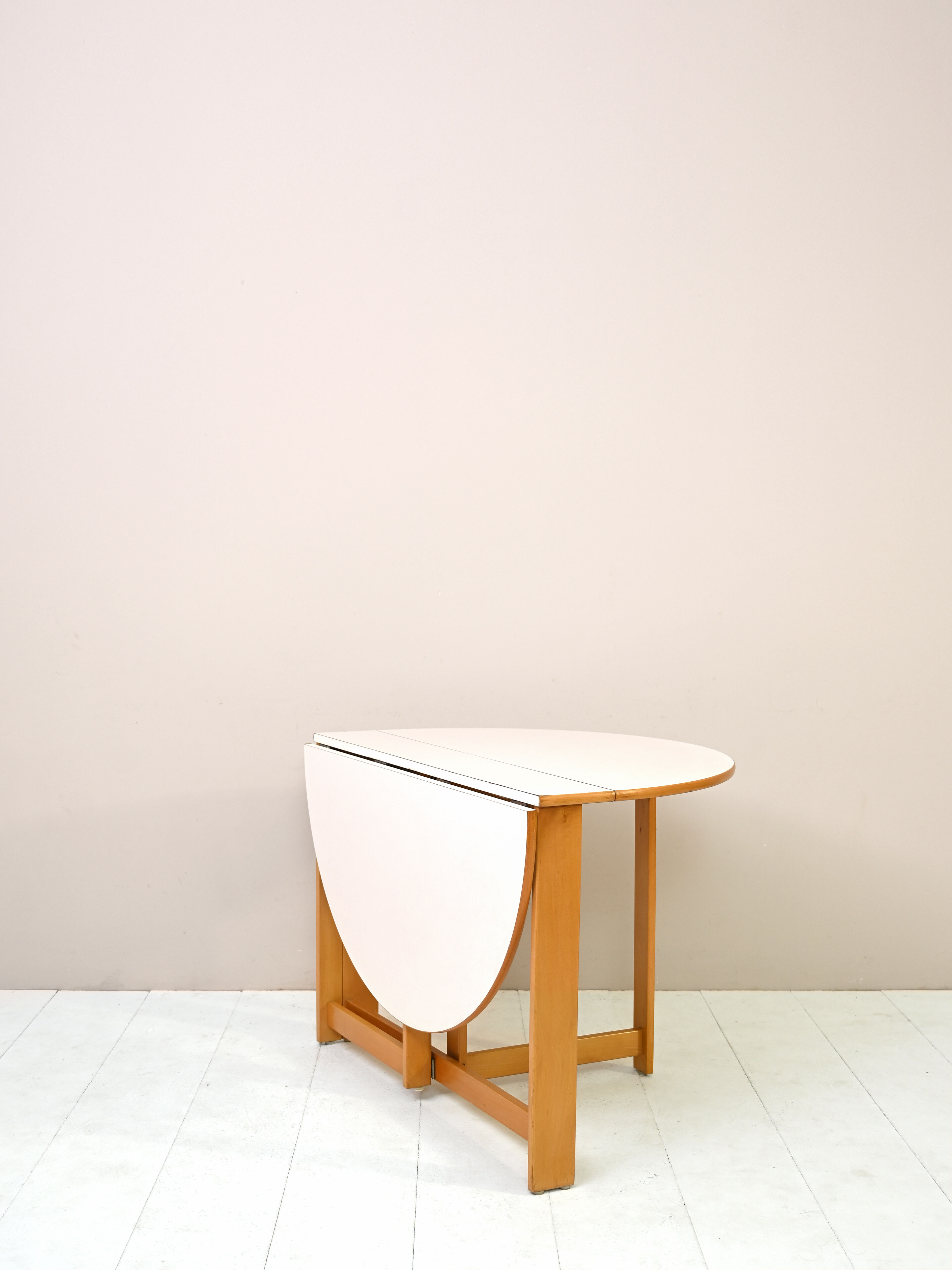 White round table with wings