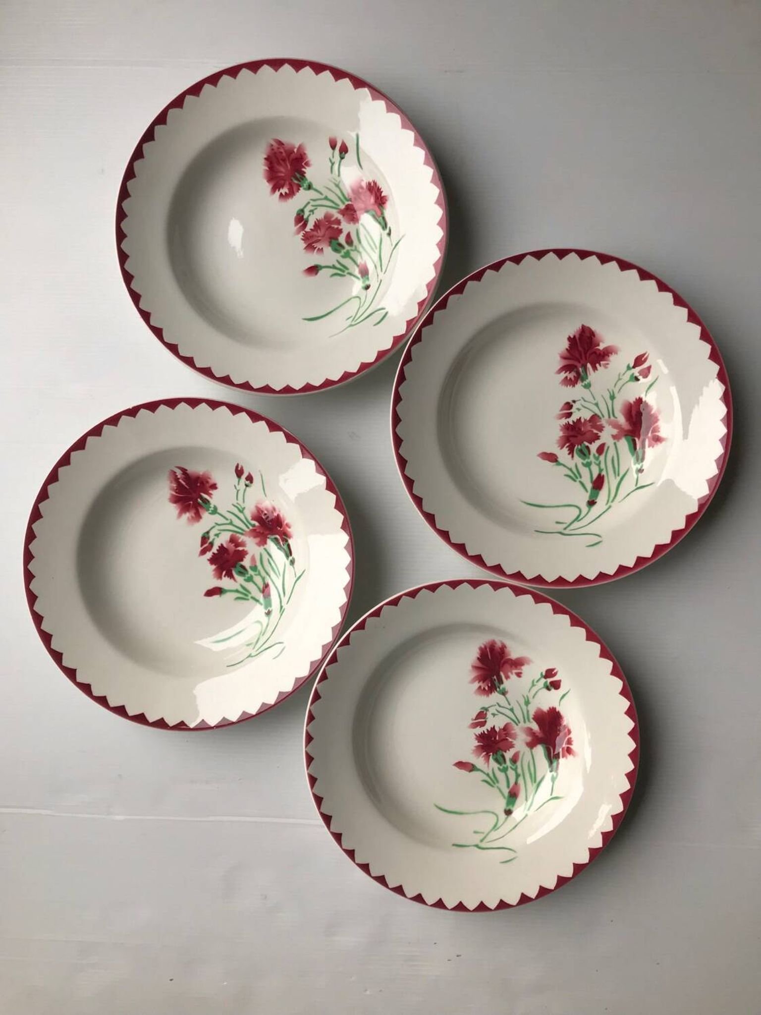 Lot de 4 assiettescreuses Digoin Sarreguemines modèle œillets