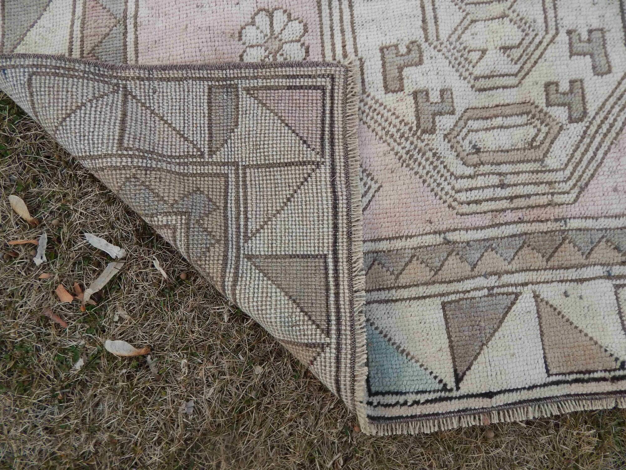 Vintage Turkish Oushak rug 121x140 cm