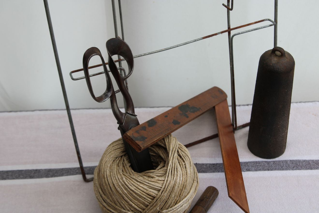 Former metal newspaper display