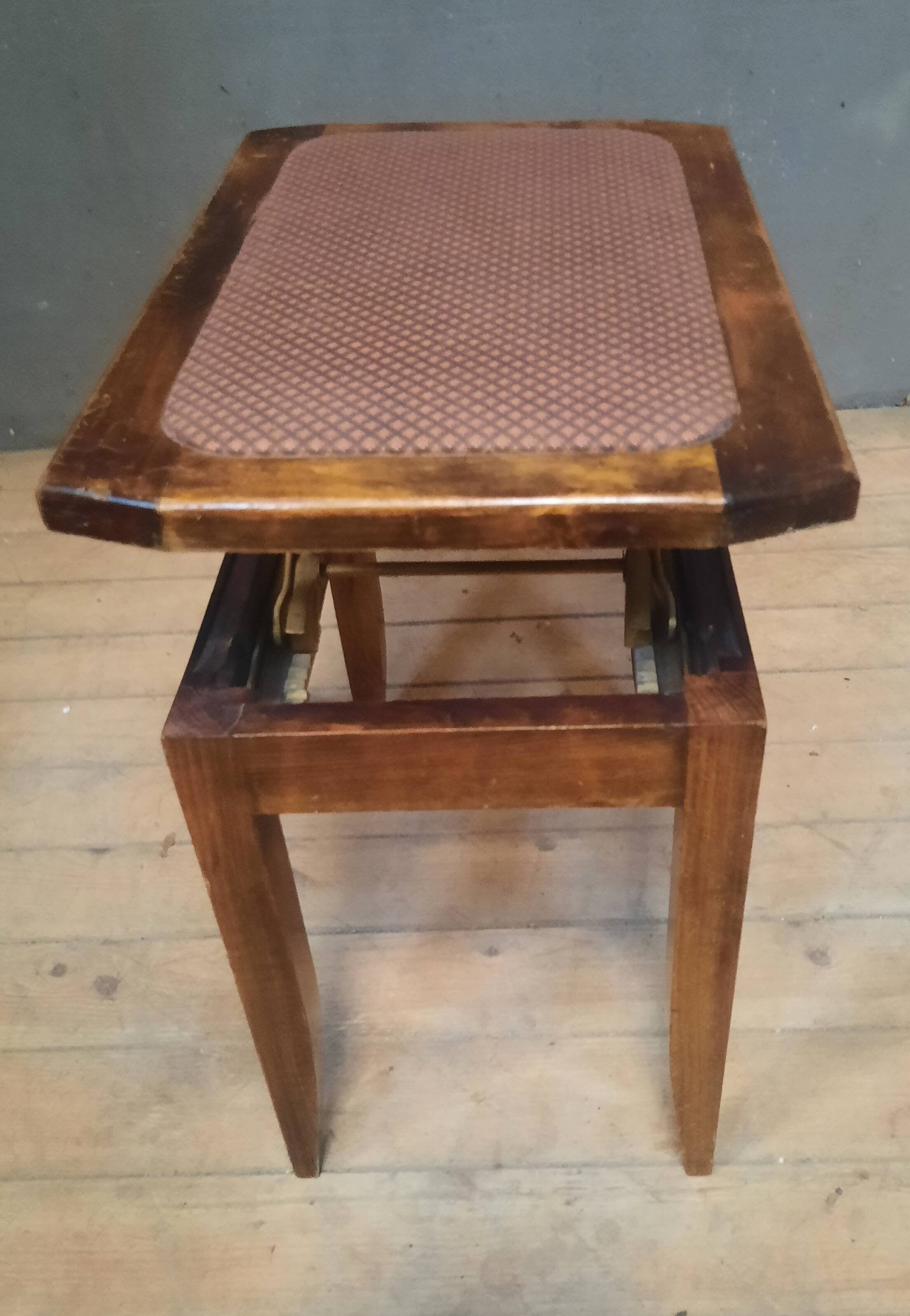 Adjustable height piano stool