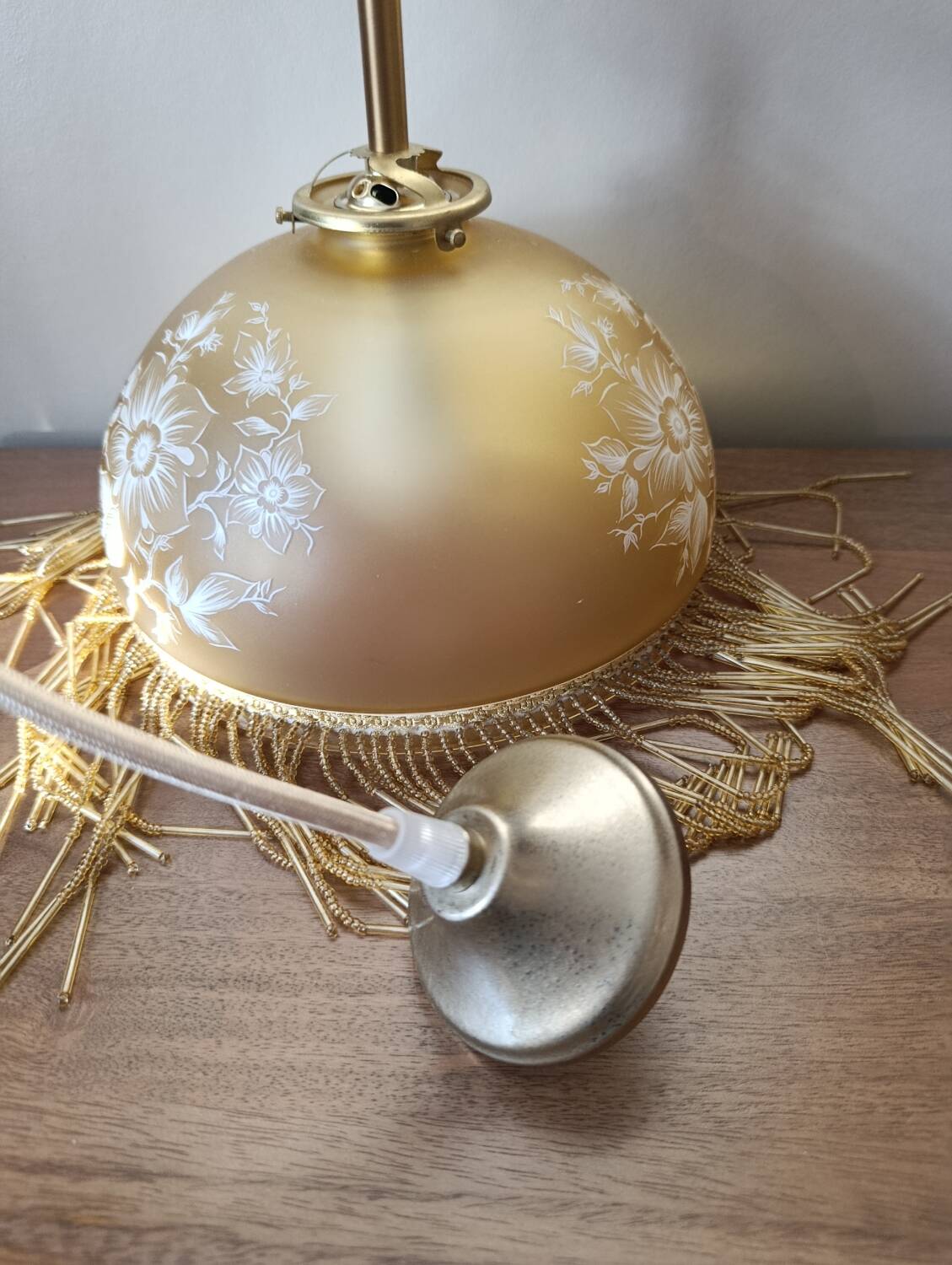 Suspension belle époque verre dépoli jaune doré, franges perlées