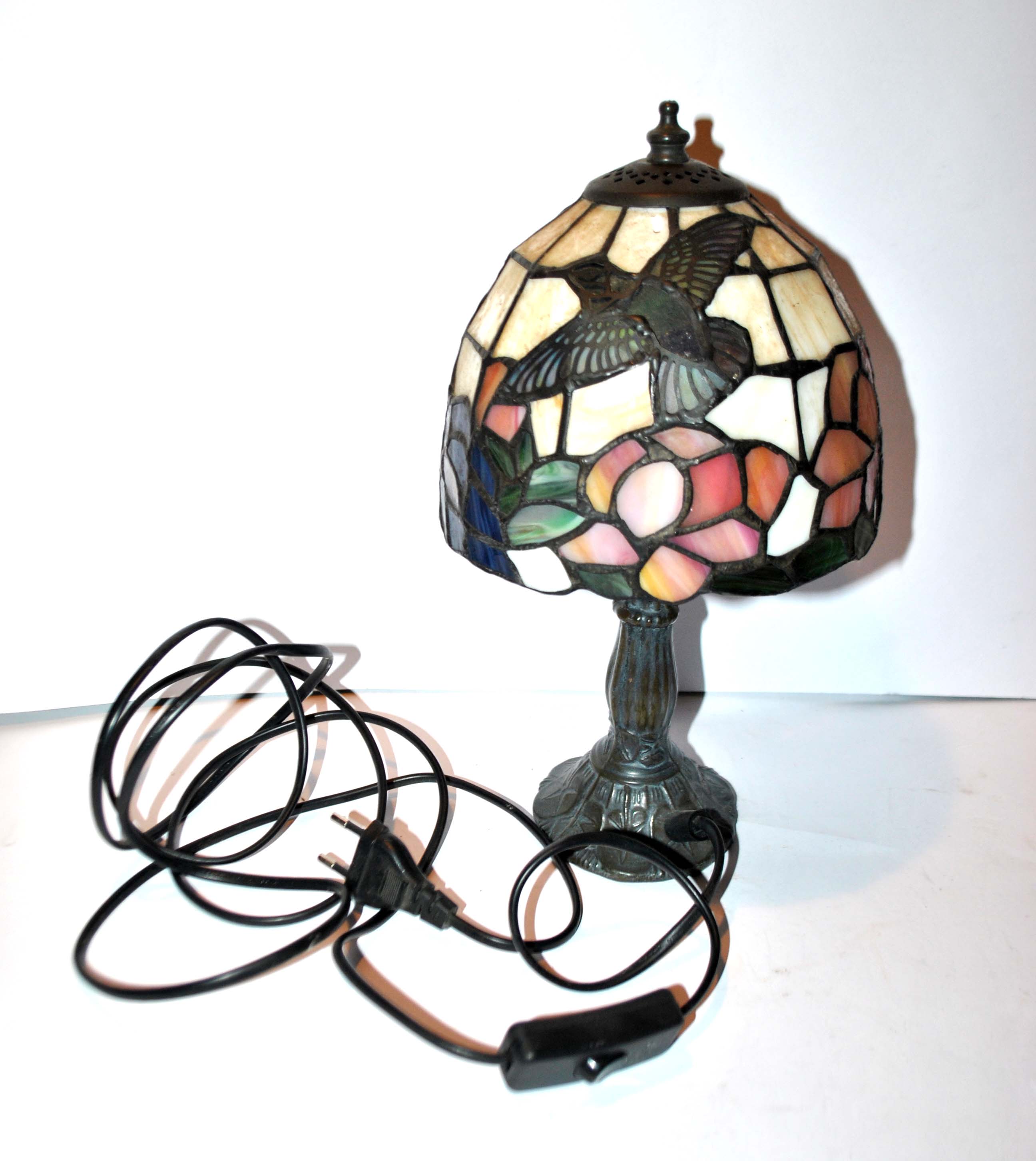Vintage "hummingbird bird" tiffany style table lamp in stained glass paste window - late 20th century.