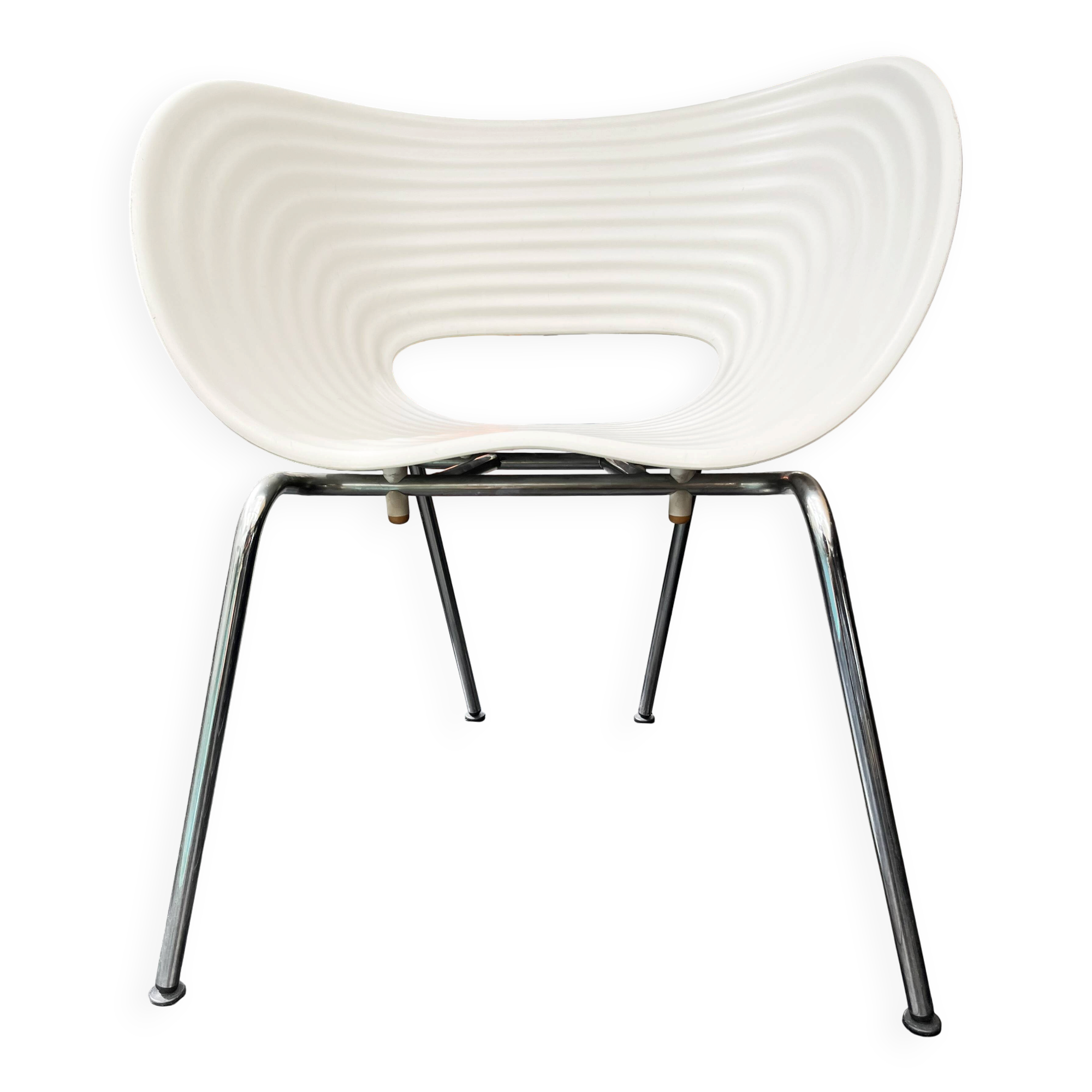 4 Tom Vac chairs designed by Ron Arad with a white round table of 110cm.