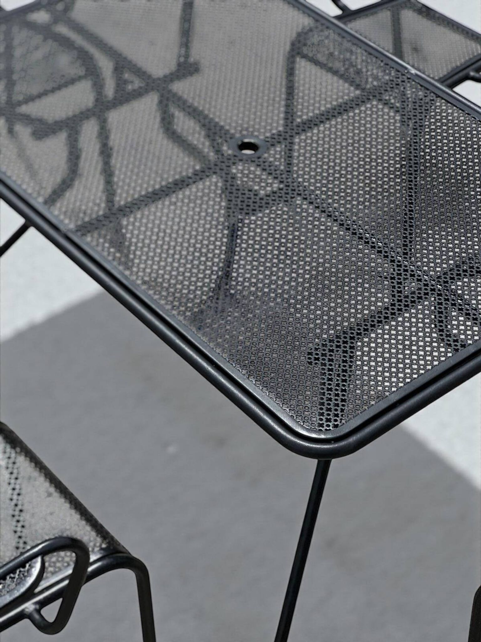 Ensemble de 6 fauteuils et table en métal perforé 1950