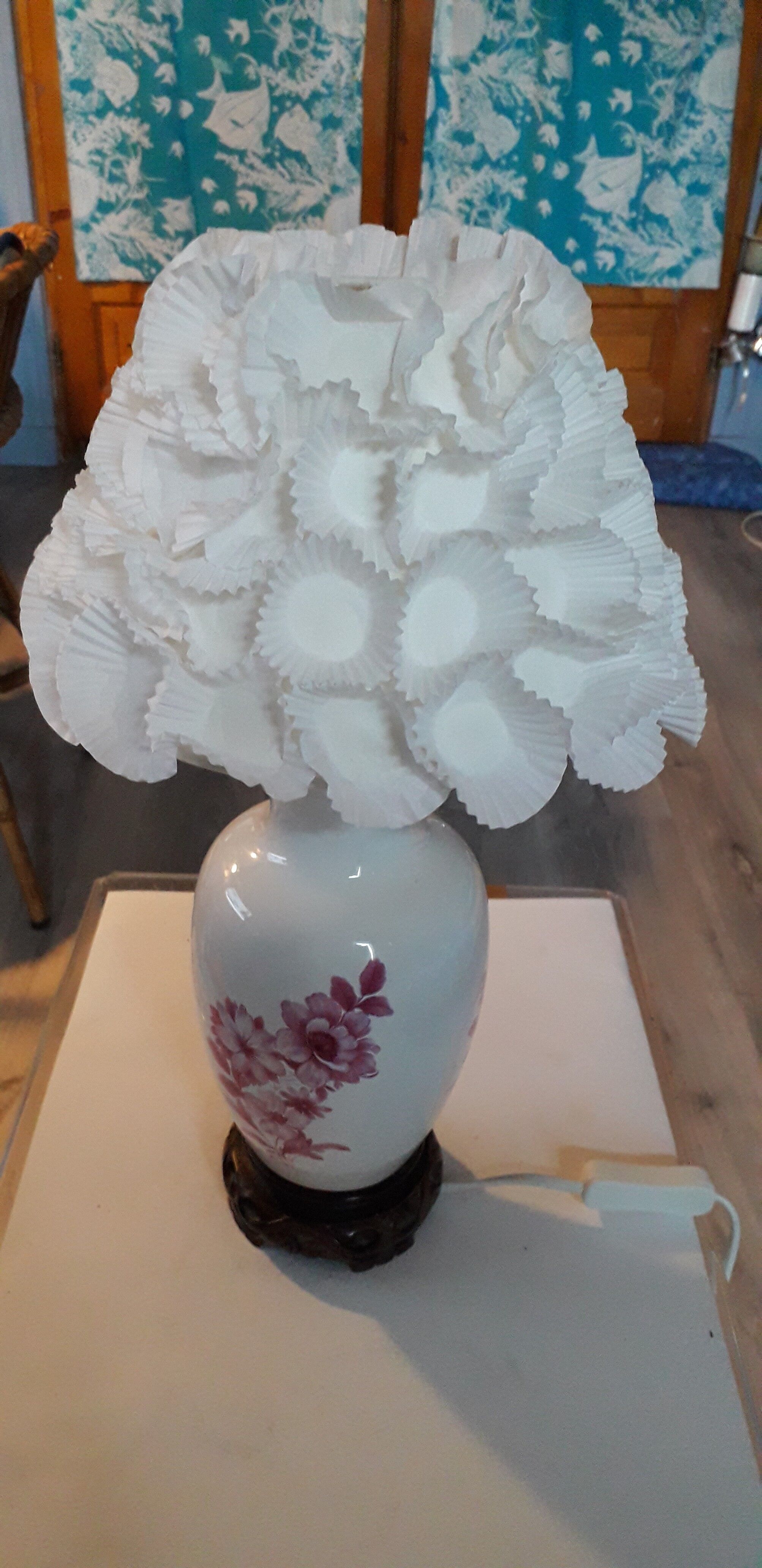 White porcelain lamp with Chinese style floral decoration