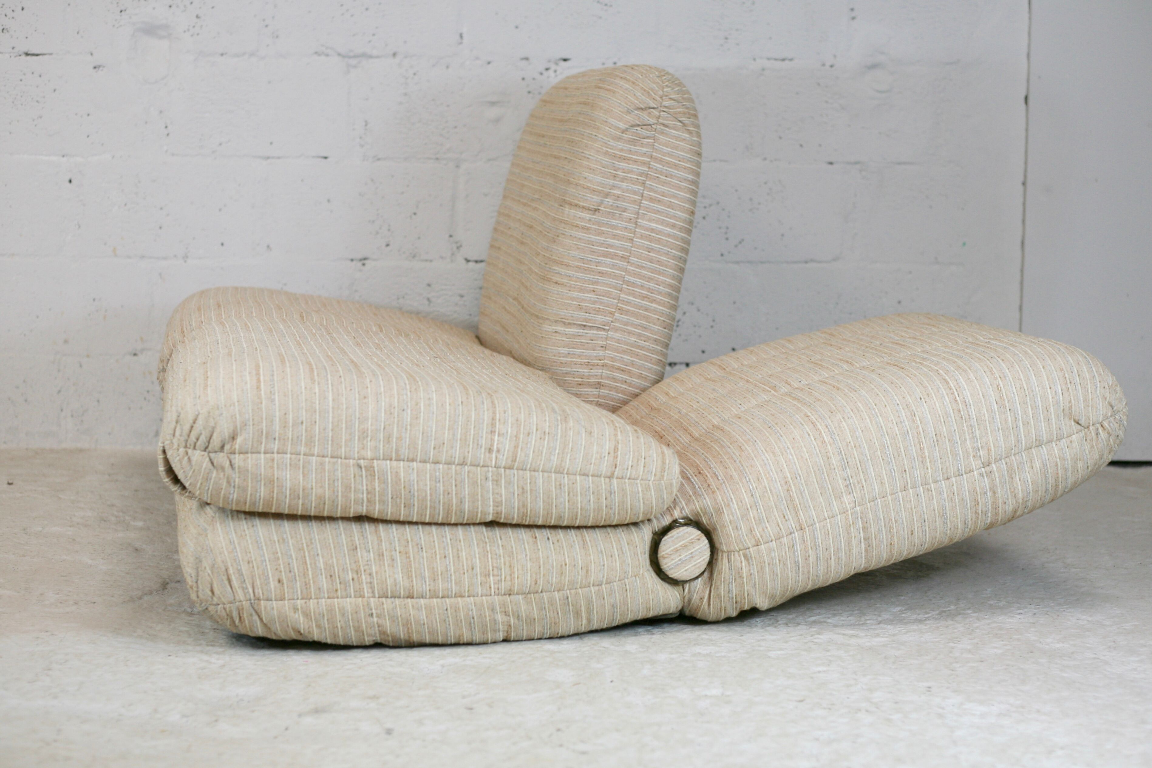 Reclining sofa color "crème chinée", France, circa 1970