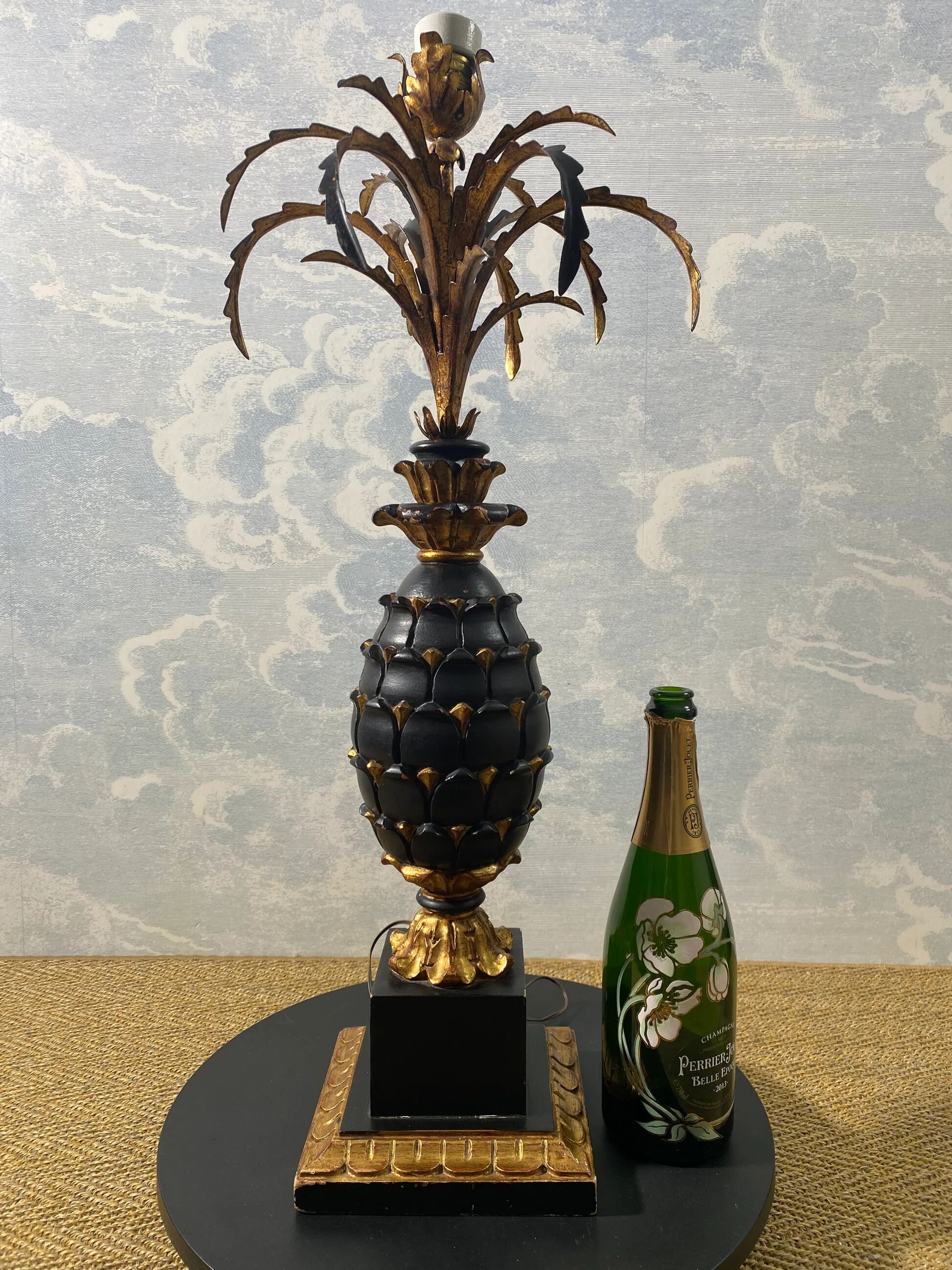 Grande lampe de table ananas en bois sculpté noir et or, France, début du XXe siècle