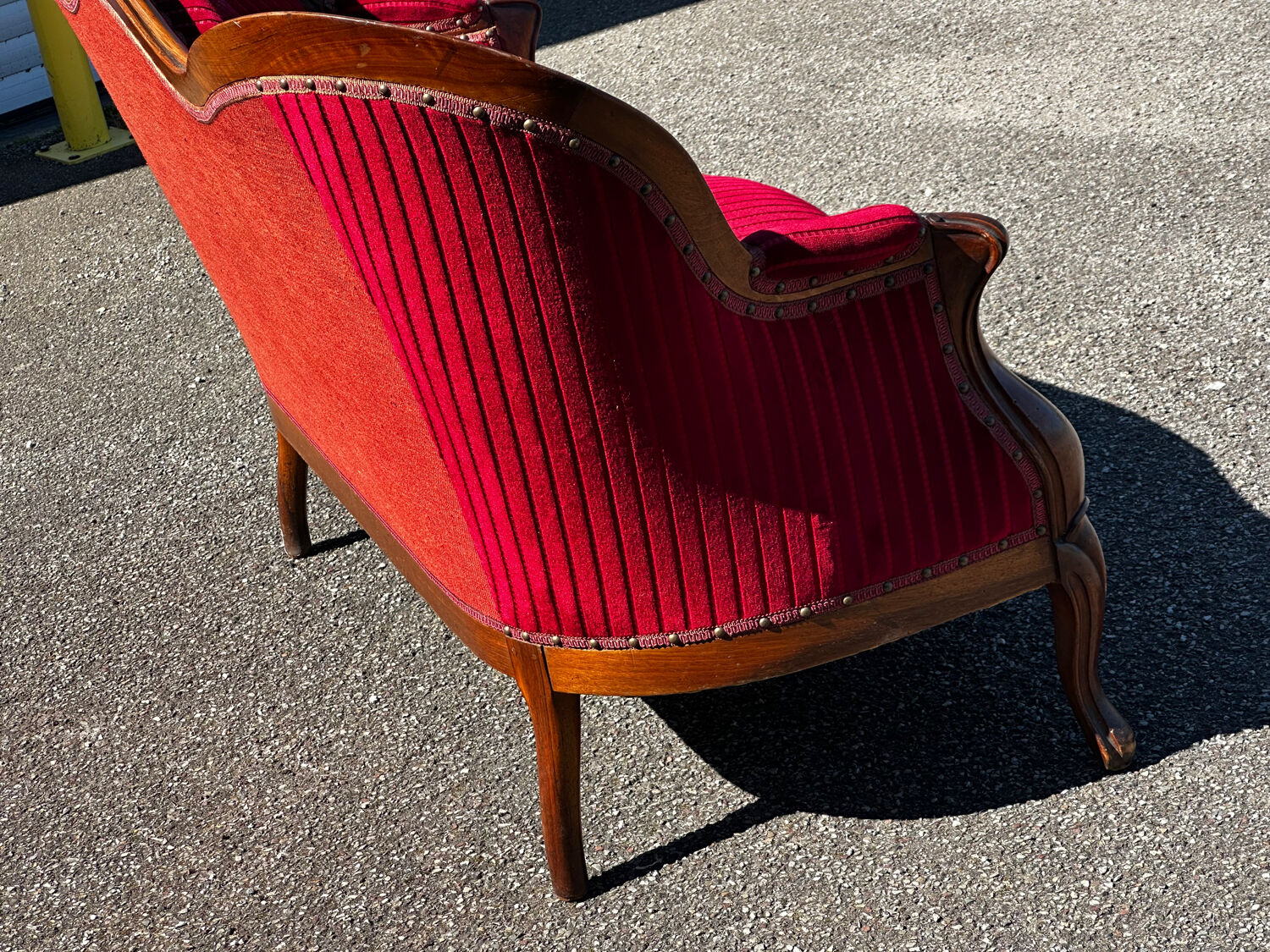 Louis XV style canapé in moulded wood – red velvet fabric – 19th century