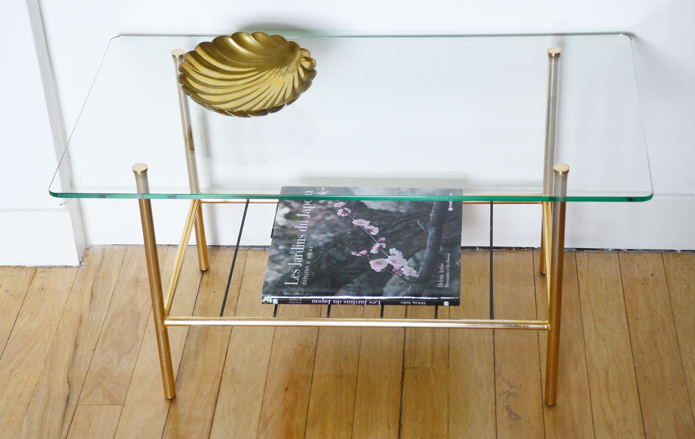 Table basse verre laiton années 50 porte-revues