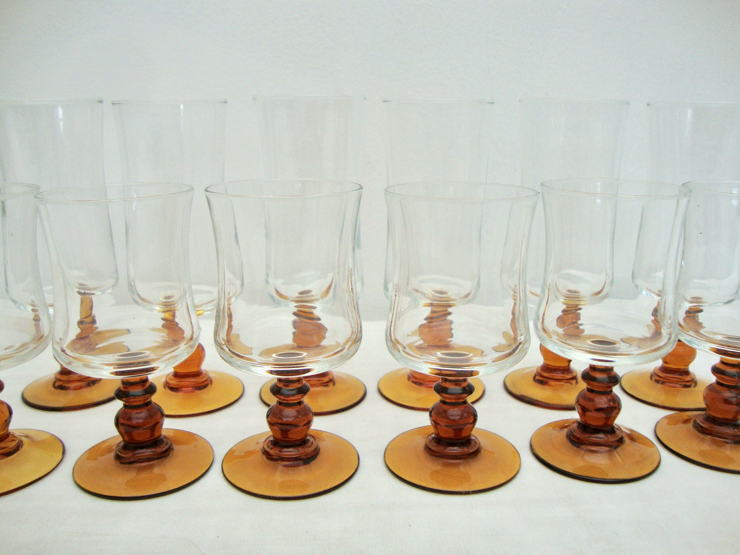 Plateau with 6 wine glasses and 6 champagne flutes
