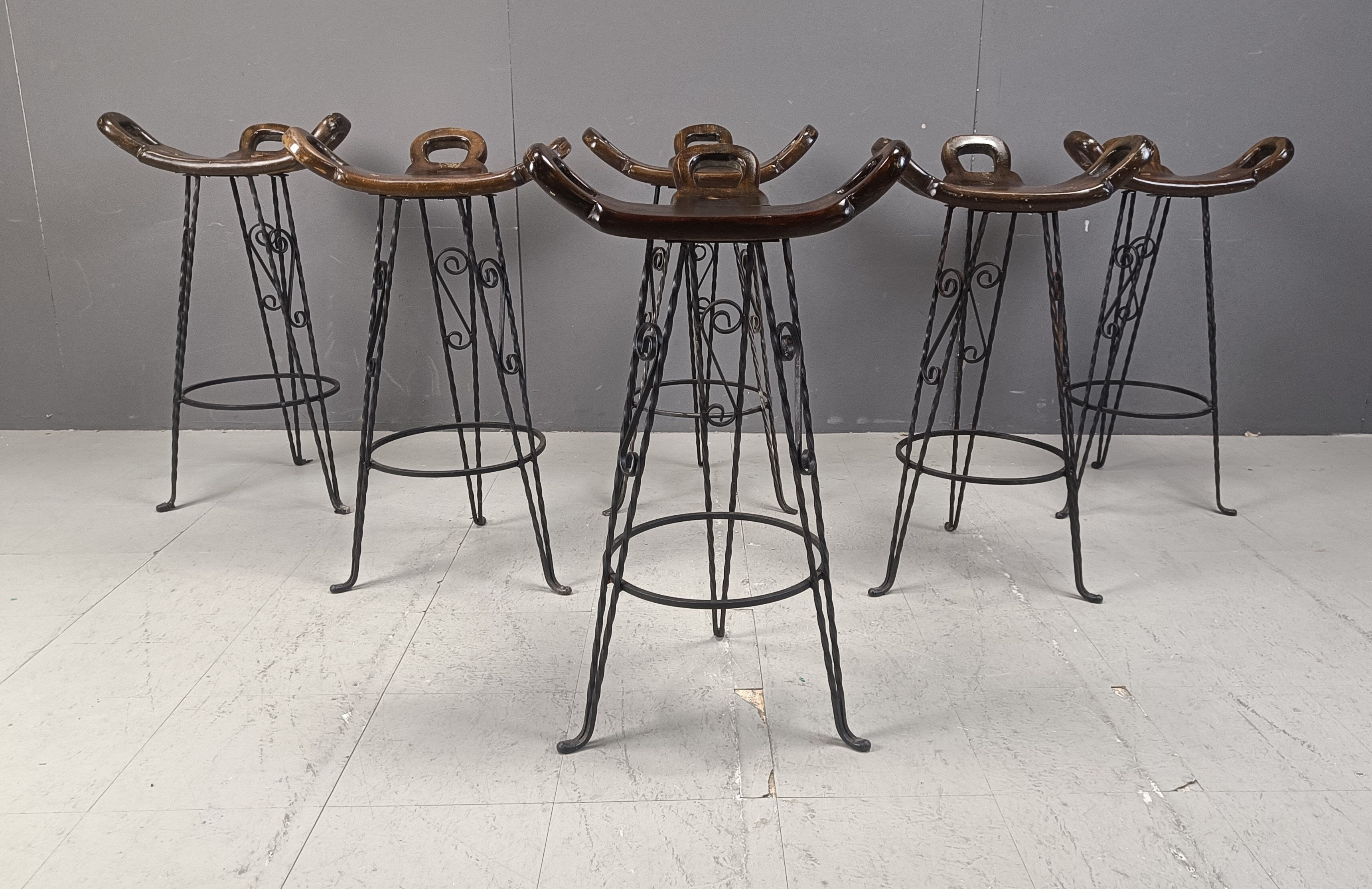 Ensemble de 6 tabourets de bar brutalistes, en fer forgé, années 1960.