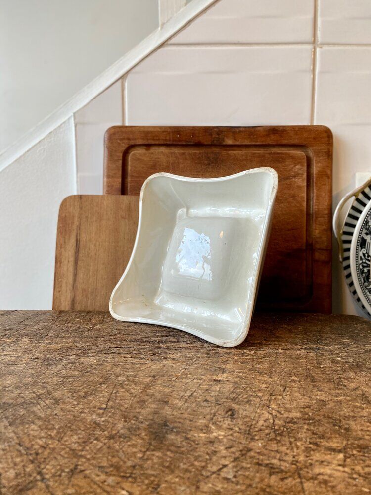 Enamelled earthenware ashtray