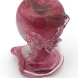 Vase en verre soufflé main nuance rose à décor sculptural de feuilles