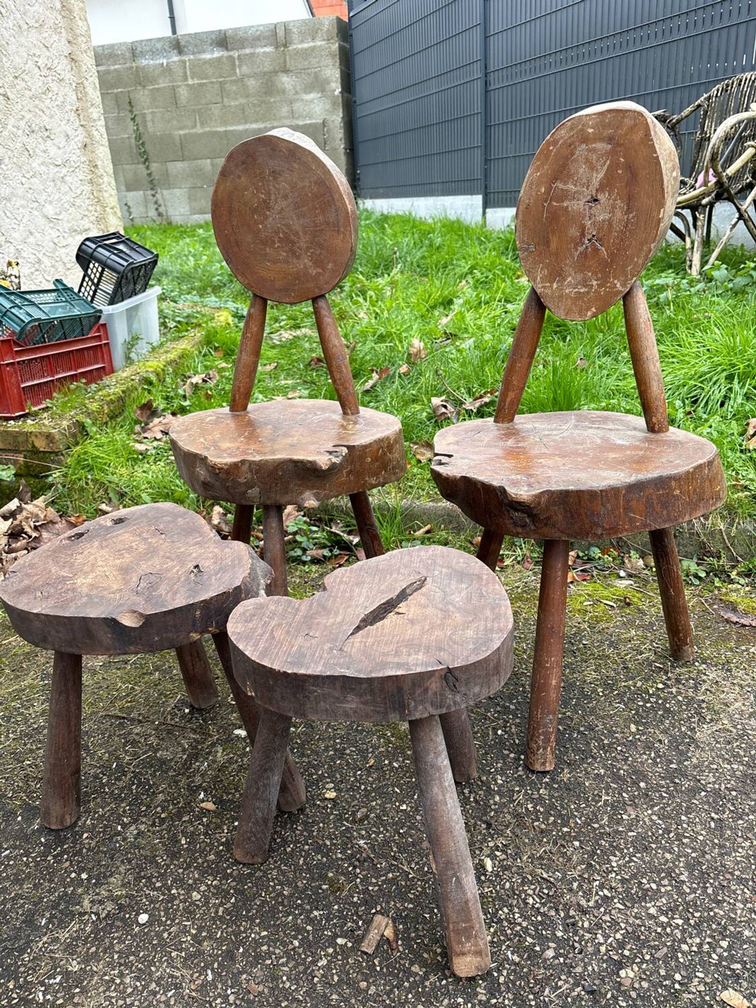 Ensemble tabouret et chaises brutaliste