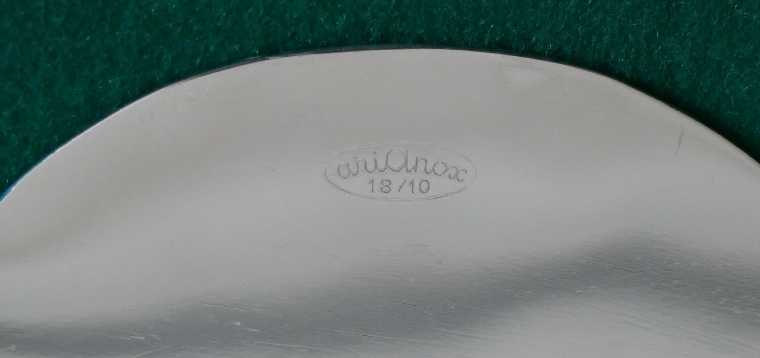 Collects stainless steel table crumbs