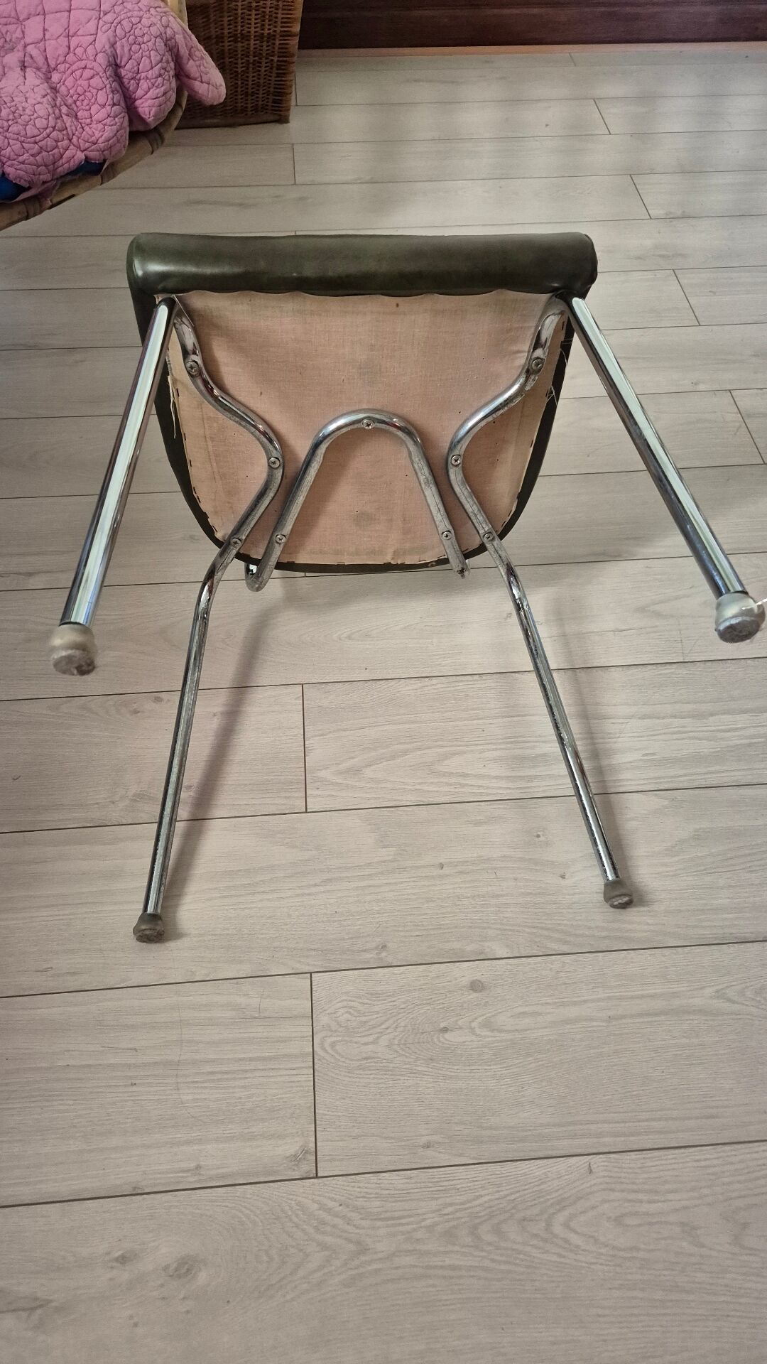 Chaise retro en skaï vert bouteille