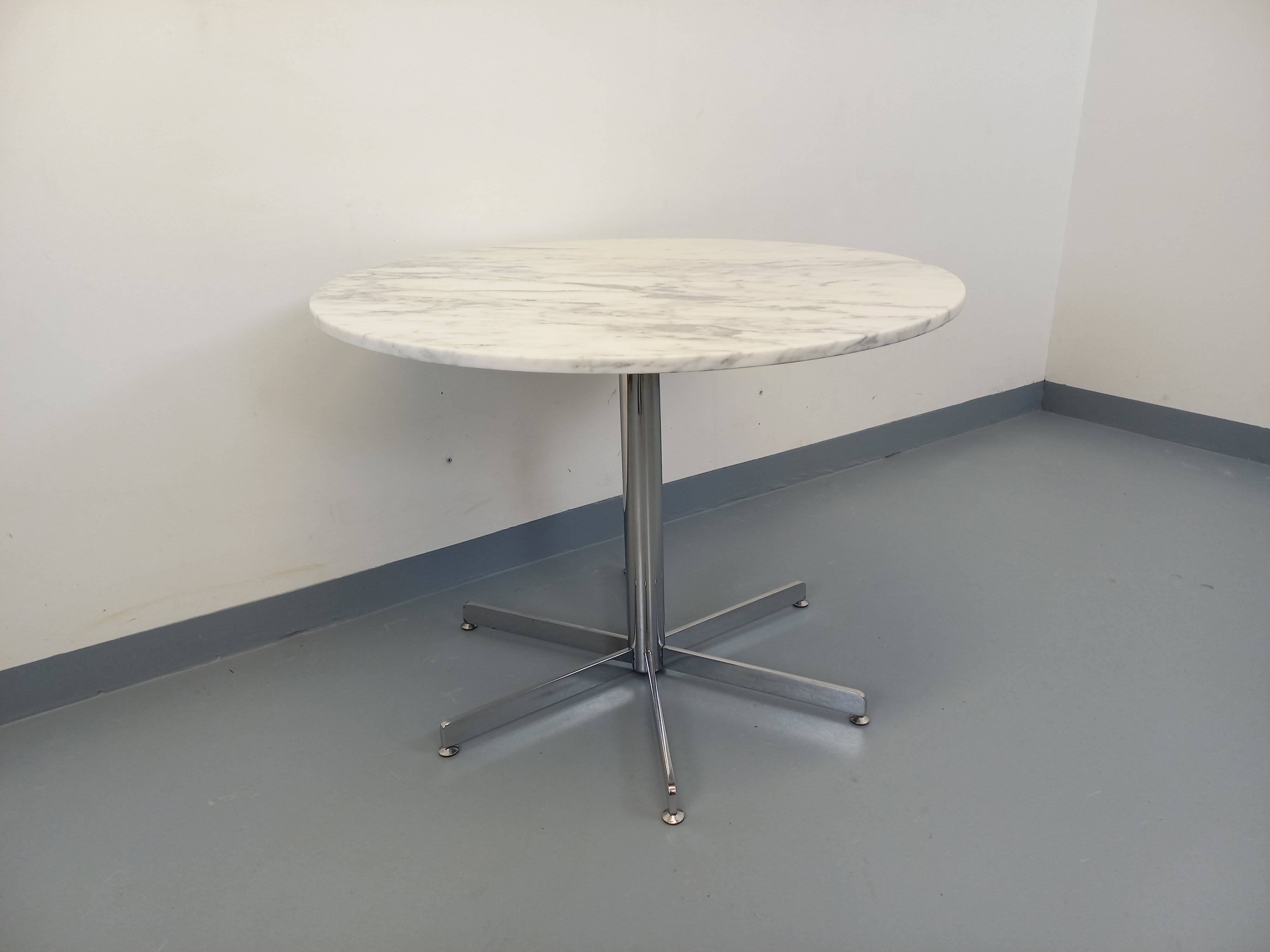 Vintage round dining table in white marble and chrome metal from the 1970s.