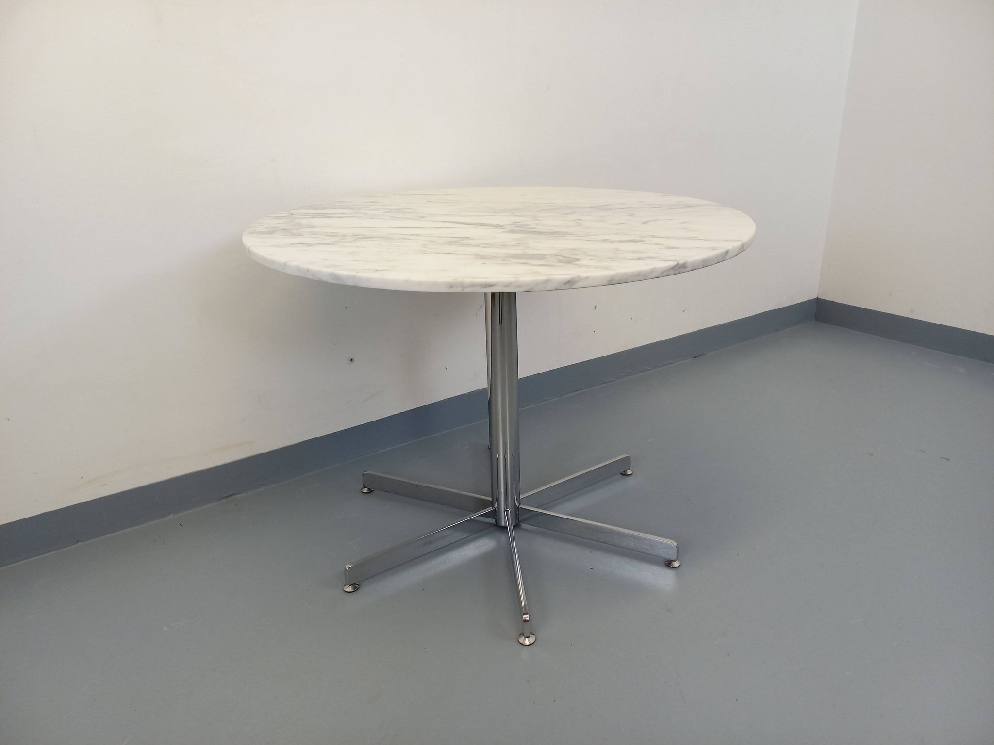 Vintage round dining table in white marble and chrome metal from the 1970s.