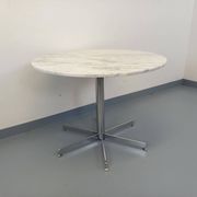 Vintage round dining table in white marble and chrome metal from the 1970s.