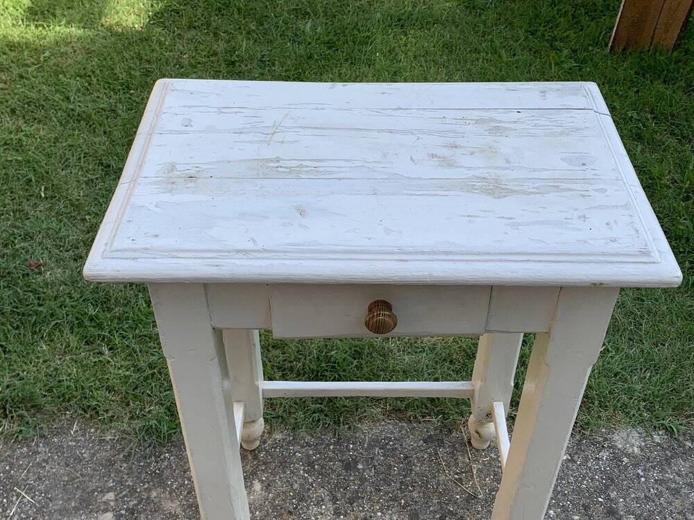 Petite table d'appoint blanche en bois, années 1920, tiroir et pieds tournés