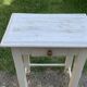 Petite table d'appoint blanche en bois, années 1920, tiroir et pieds tournés