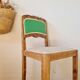 Chaise ancienne rénovée – bois sculpté et dossier vert