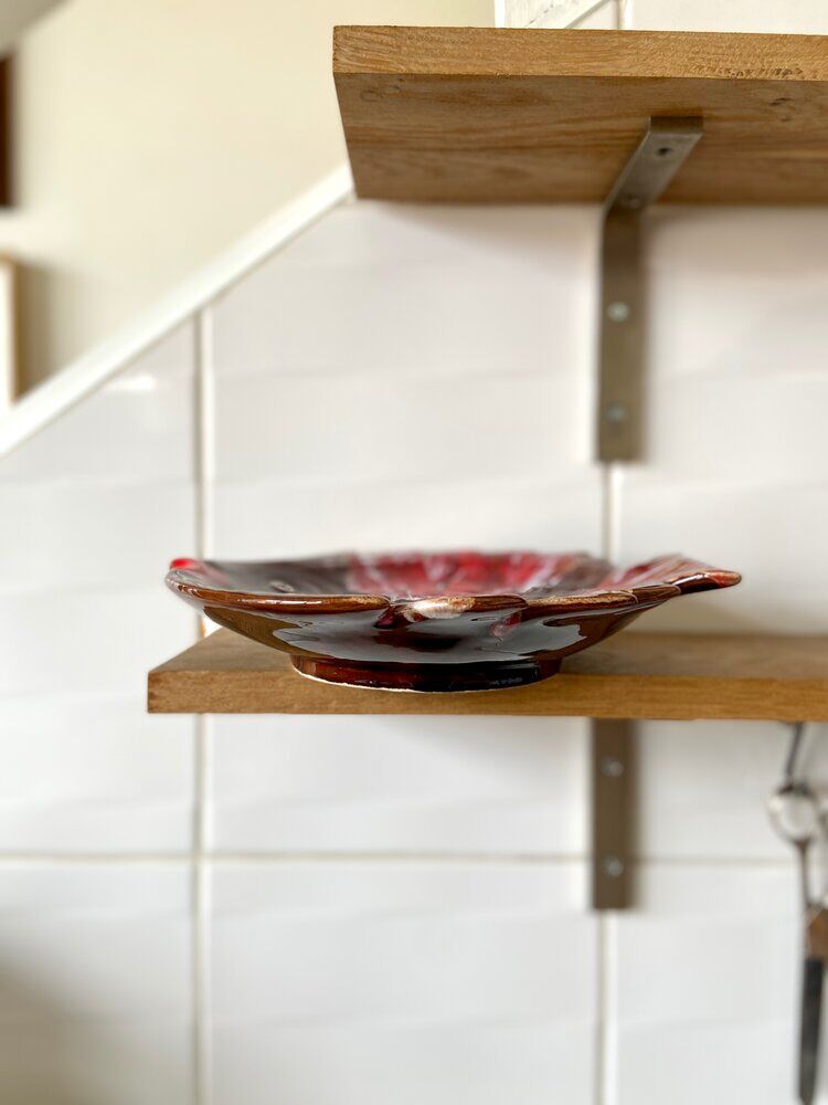 Enamelled ceramic fish cup