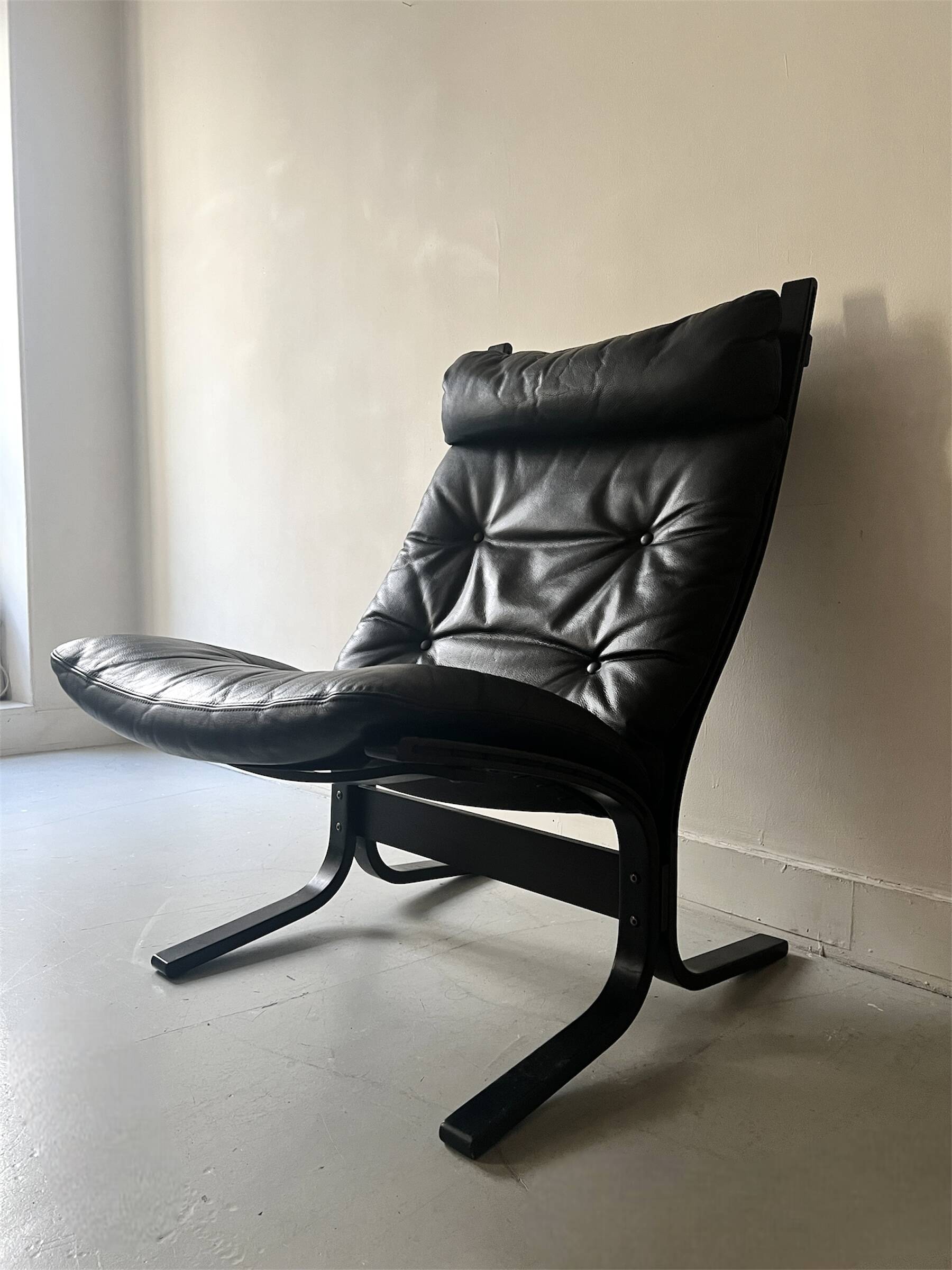 Siesta Scandinavian armchair in black leather by Ingmar Relling, designed in 1970