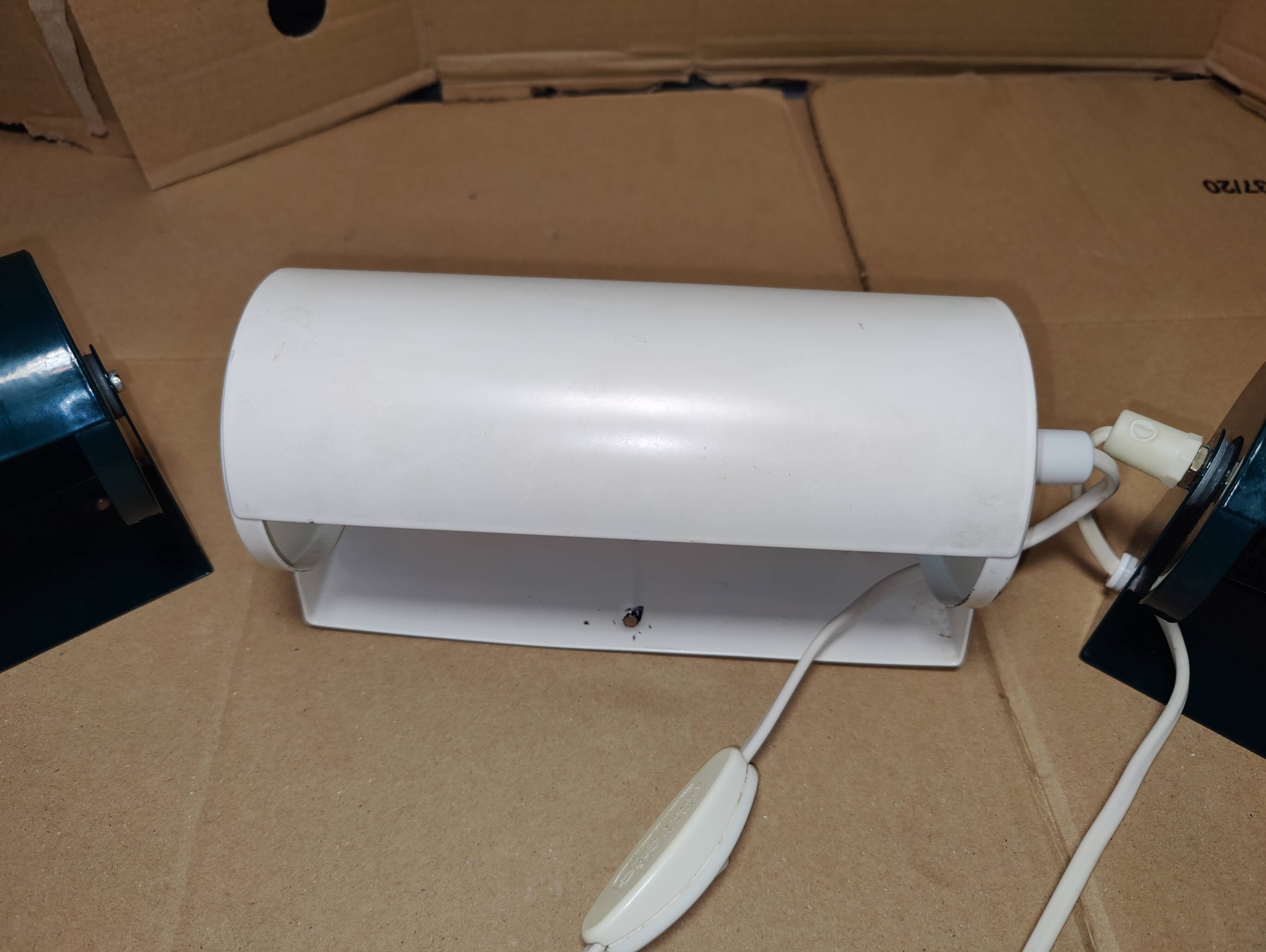 White Lod type v413 roller wall lamp from Ikea.