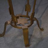 Arrow-mounted pedestal table