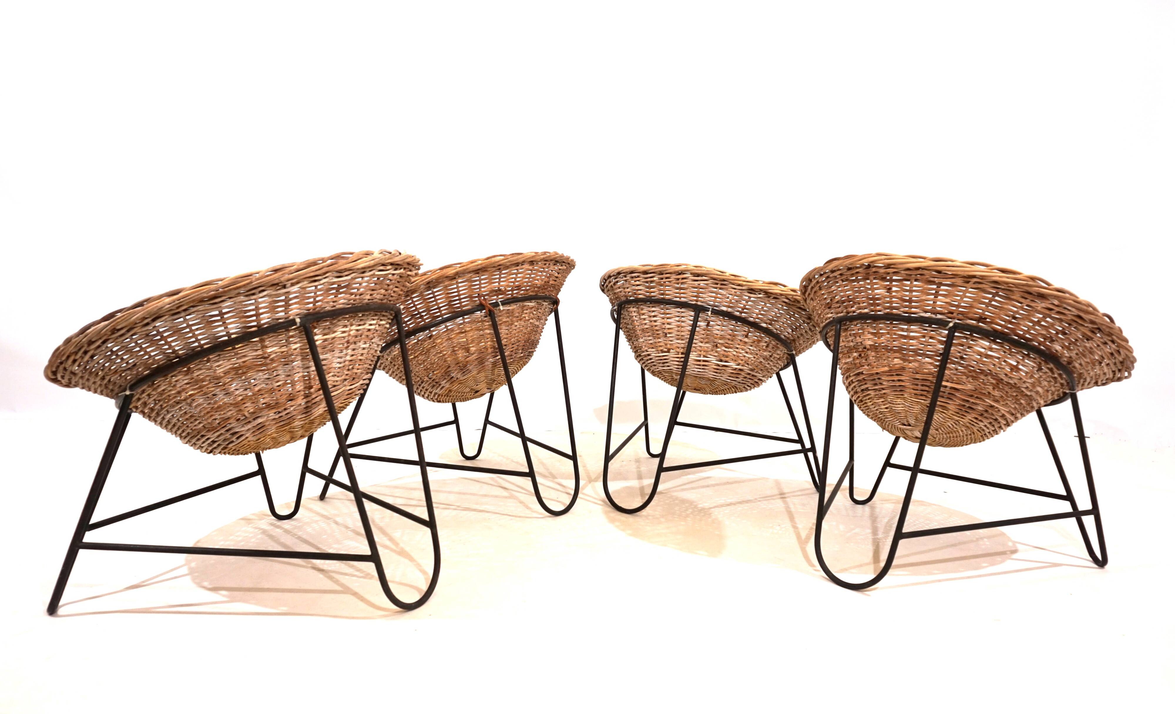 Suite de 4 chaises cosses en rotin années 60