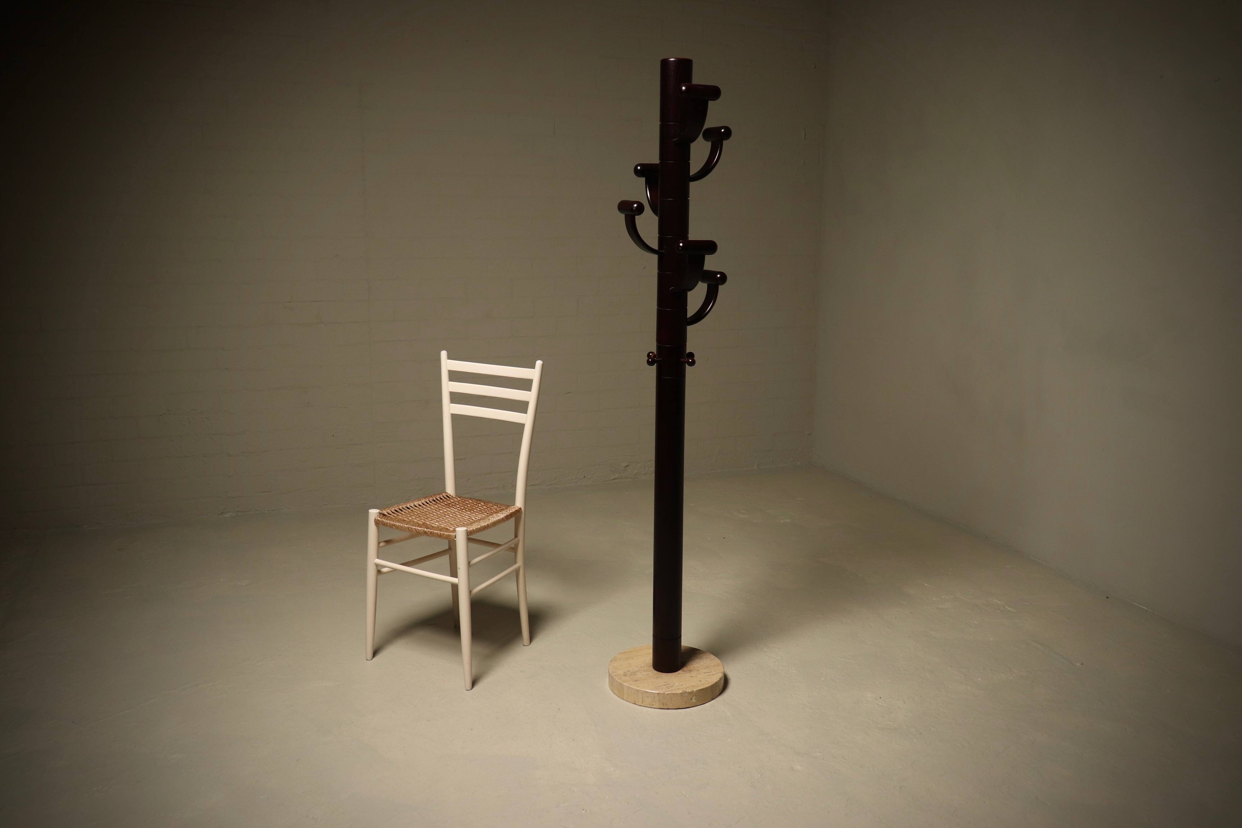 Porte-manteau en bois de frêne teinté et en travertin dans le style d'Ettore Sottsass
