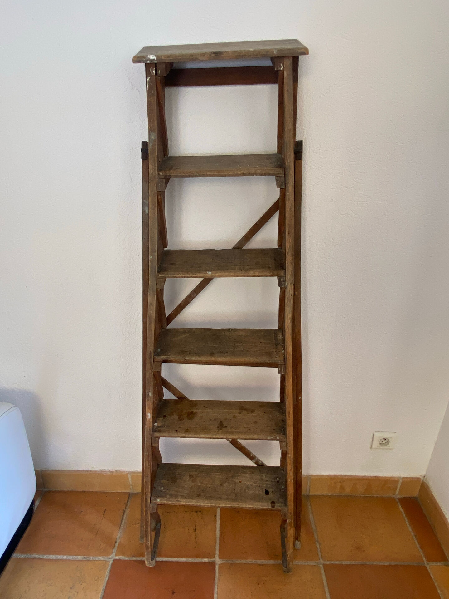 Wooden painter's step ladder